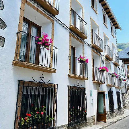 Pirineos Meliz Πανσιόν